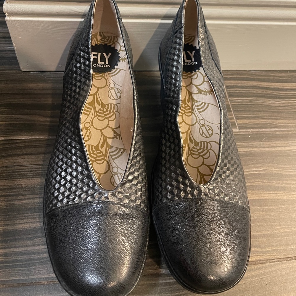 Fly London weddge pump